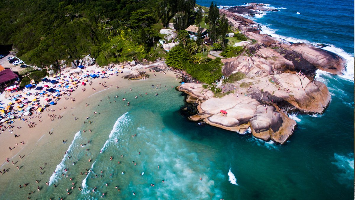 Vista de cima da Praia da Joaquina, em Florianópolis