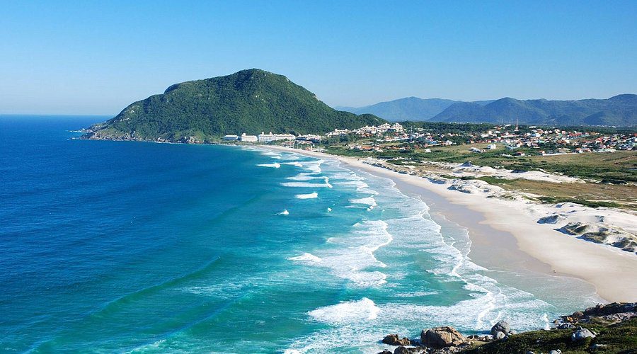 Vista do mar e areia da Praia do Santinho, em Florianópolis