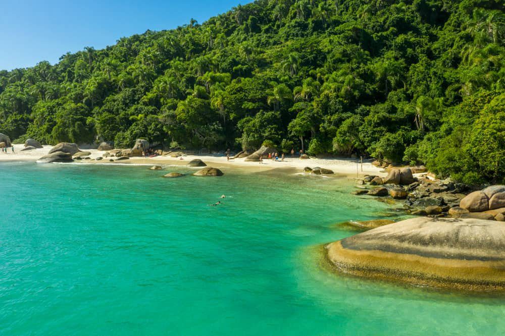 Vista de uma das praias do litoral sul de Florianópolis