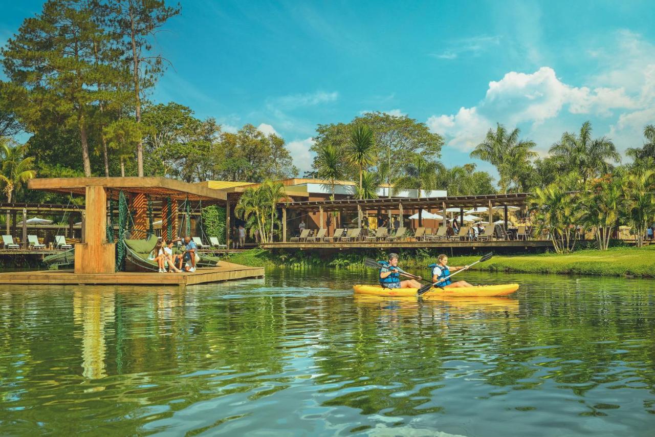 Santa Clara Eco Resort - Lago - pessoas no caiaque amarelo