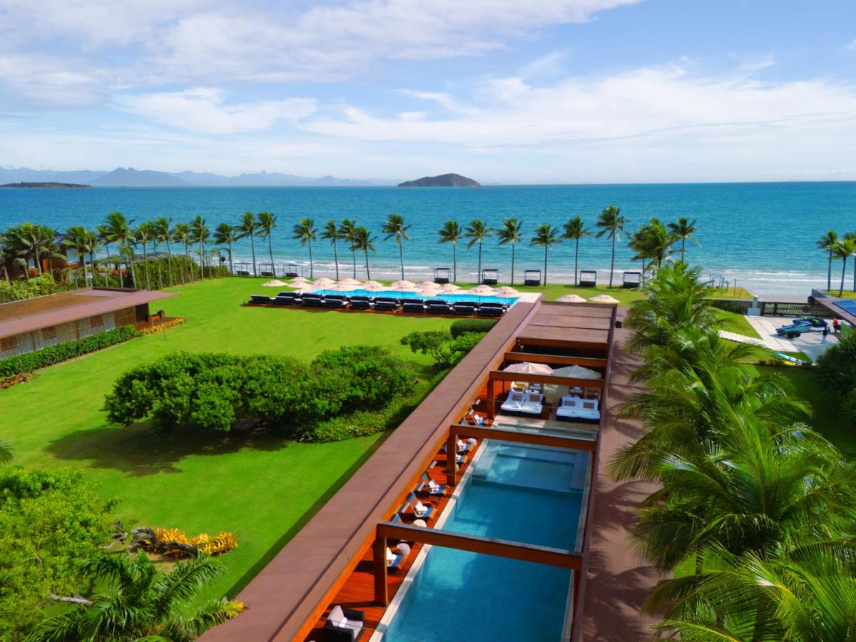 Vista aérea, mar, piscina, área verde, palmeiras. Zendaya Resort - Búzios