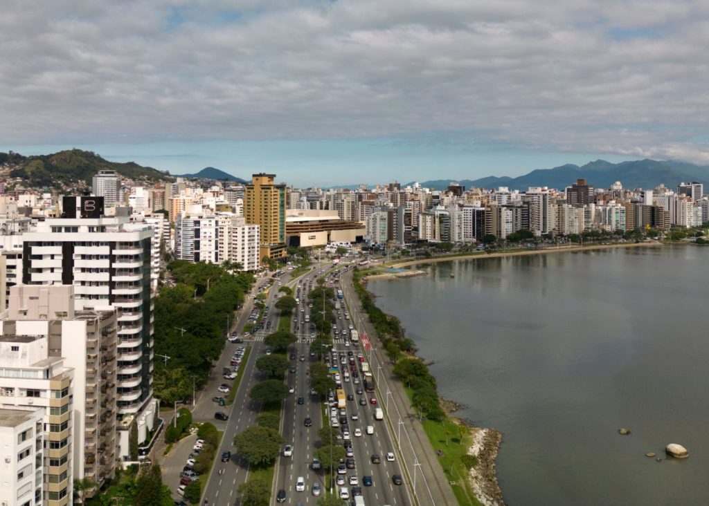 Carros Trafegando na Avenida Beira Mar em Florianópolis Santa Catarina.