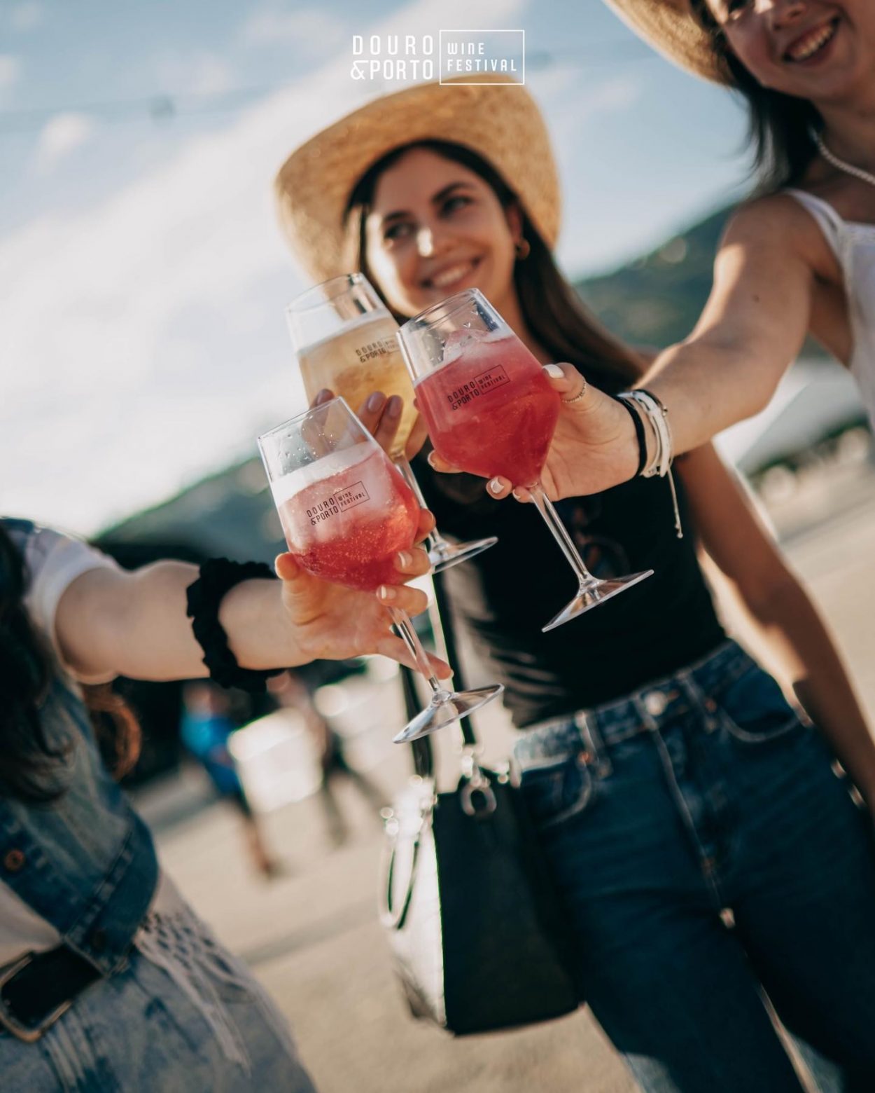 Pessoas fazendo um brinde com taças de vinho