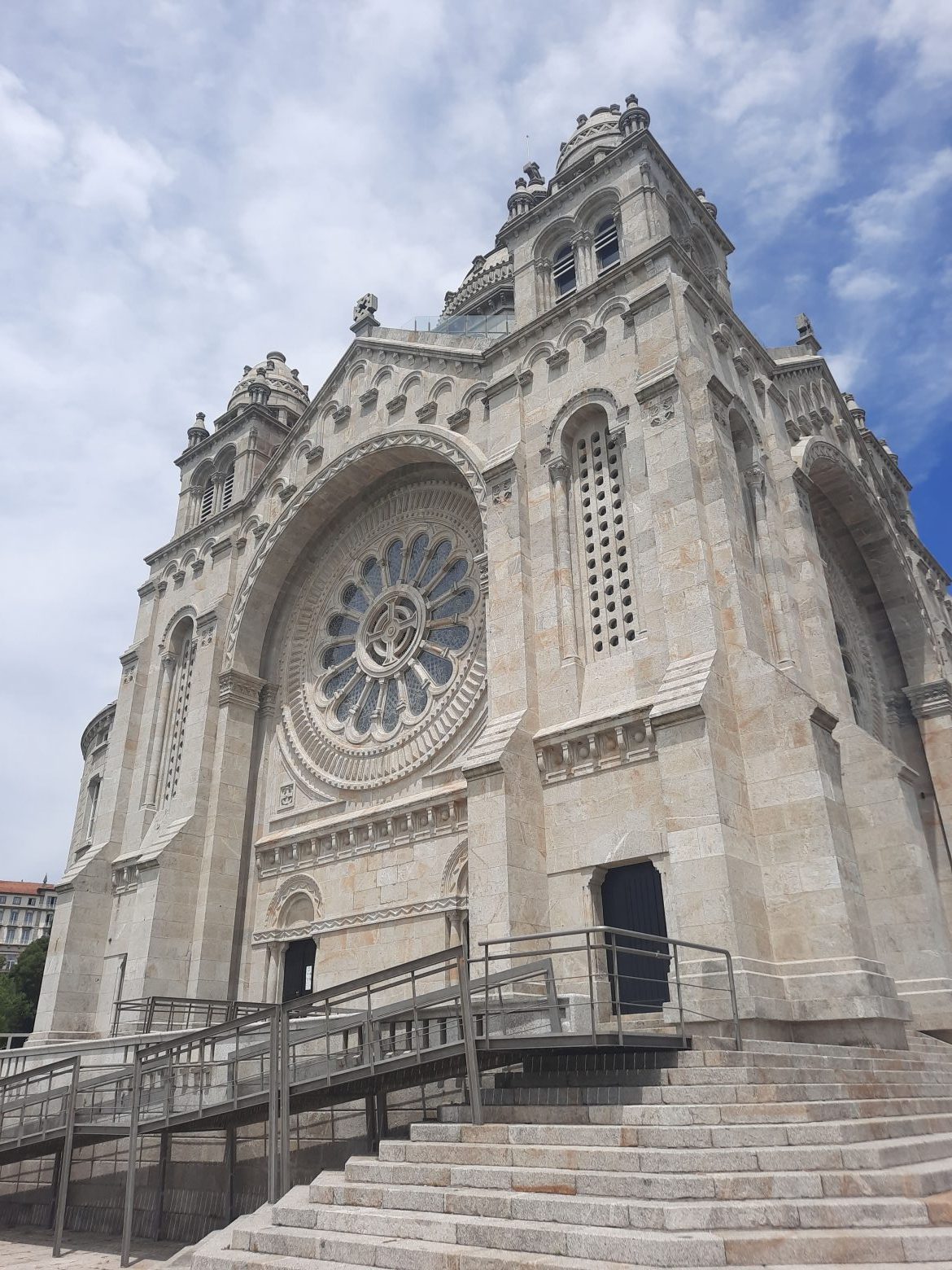 Fachada da Basílica de Santa Luzia, Viana do Castelo