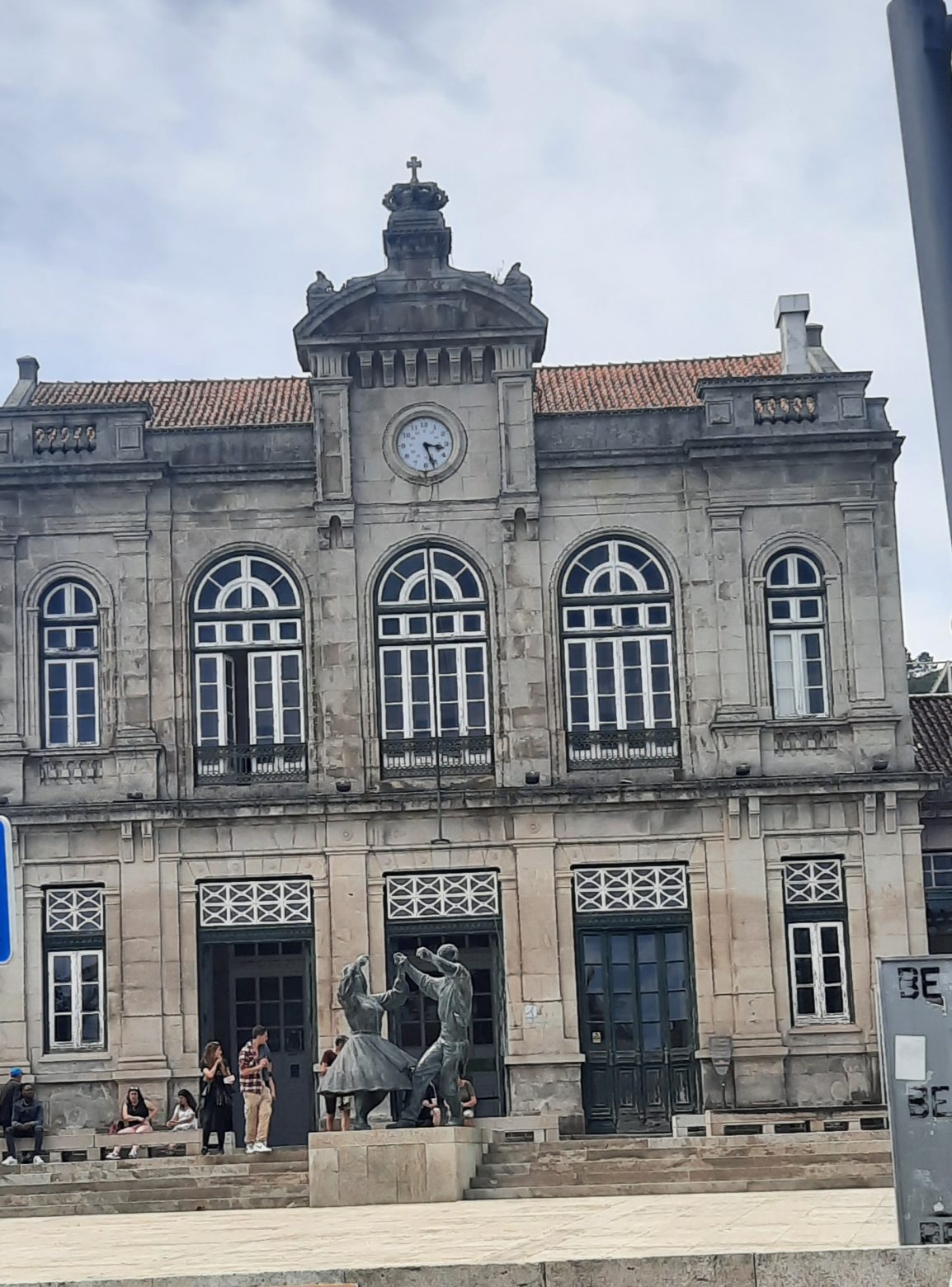 Estação Viana do CAstelo e monumento duas pessoas dançando