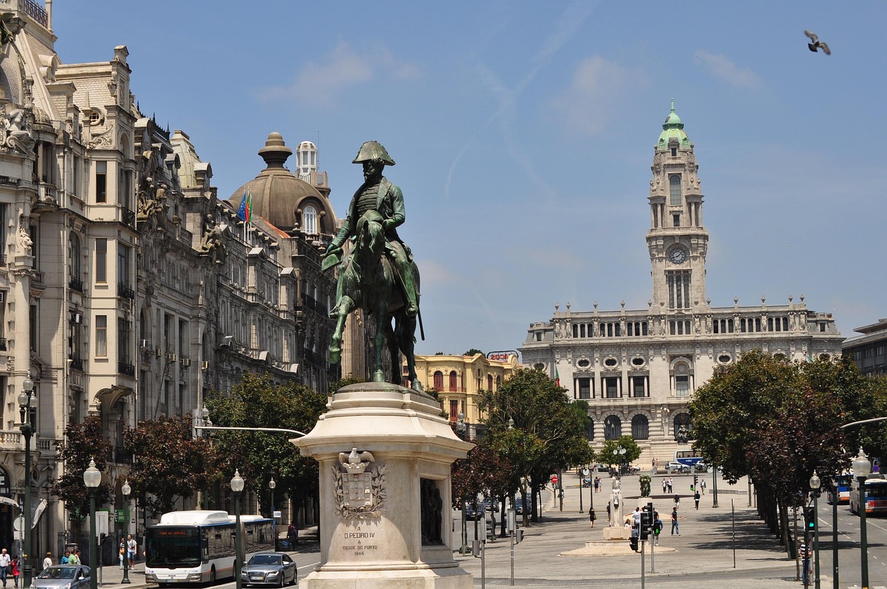 Câmara Municipal do Porto, estátua e Avenida dos Aliados