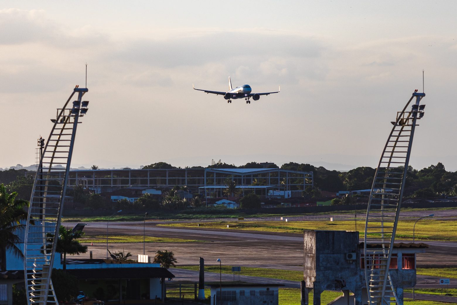 Avião pousando no Aeropoto Internacional de Maceió Alagoas