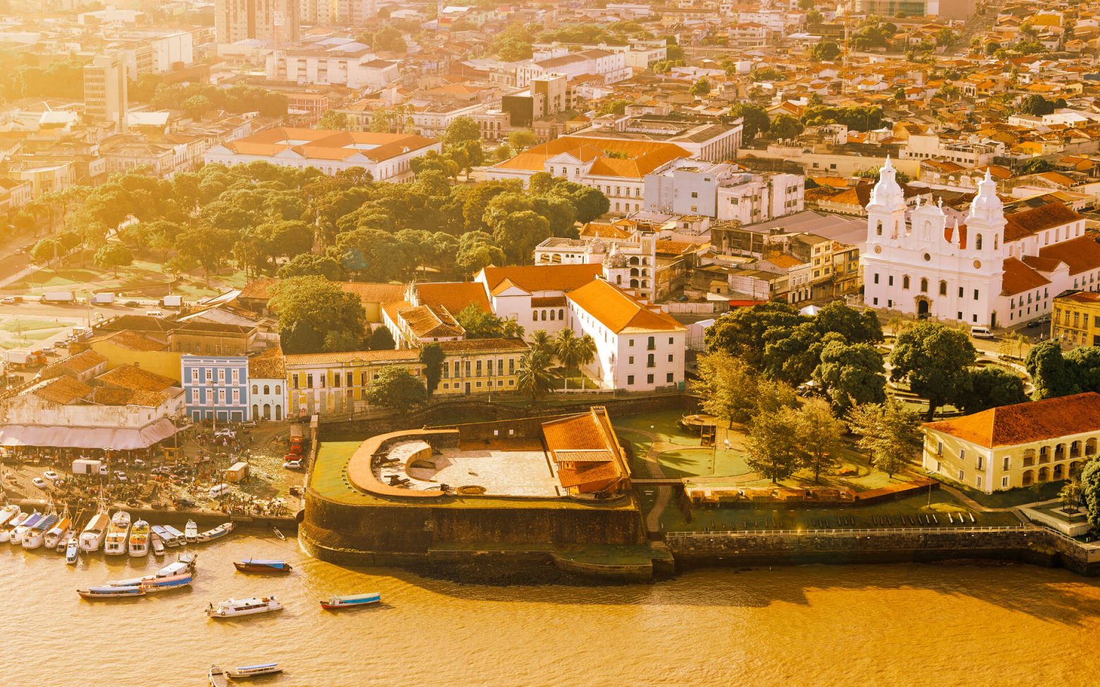 Belém do Pará Imagem aérea da cidade - Na imagem mostra do Rio alguns barcos e casas logo atrás do rio.