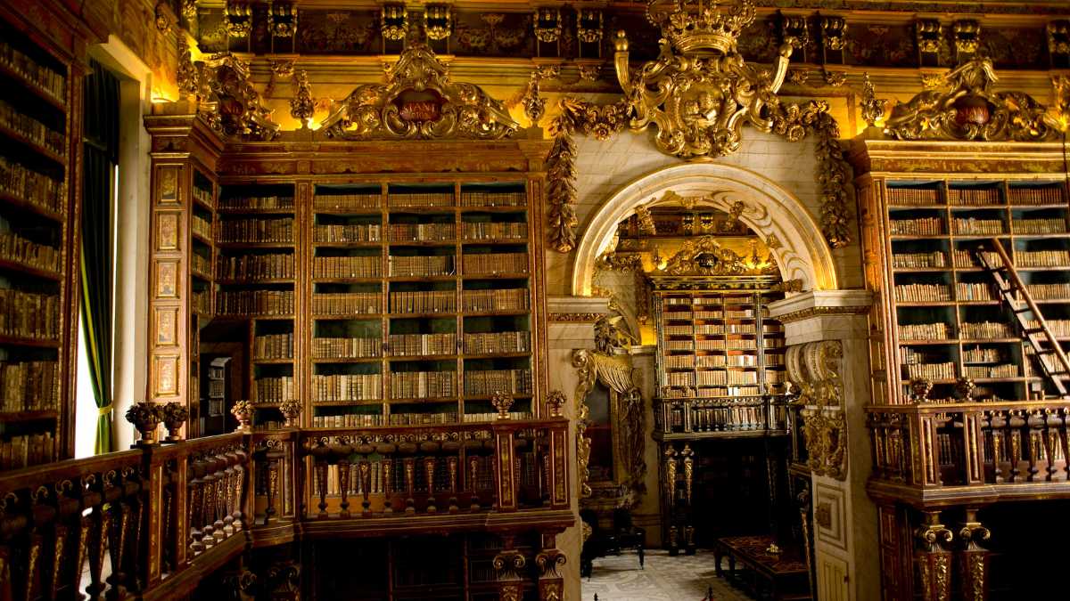 Parte interna da Biblioteca Joanina