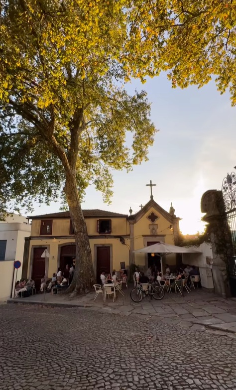 Esplanada e fachada do bar Capela Incomum no Porto