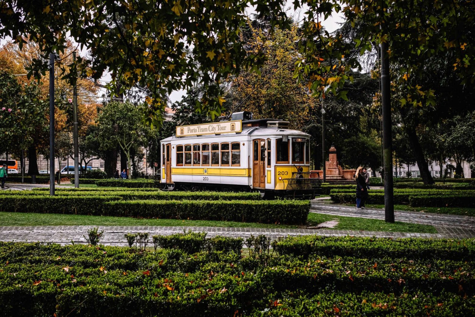 Elétrico passando pelo Jardim da Cordoaria - Porto