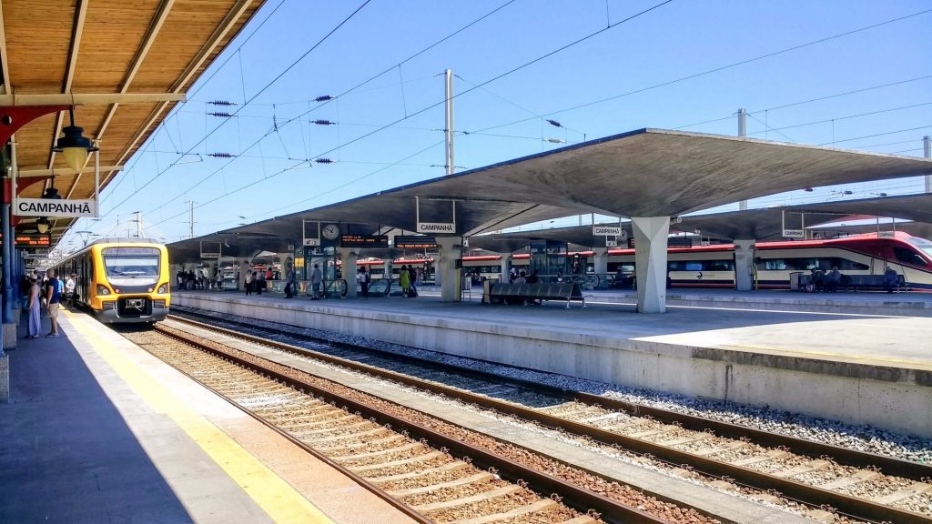 trem, pessoas e placa na Estação Campanhã - Porto