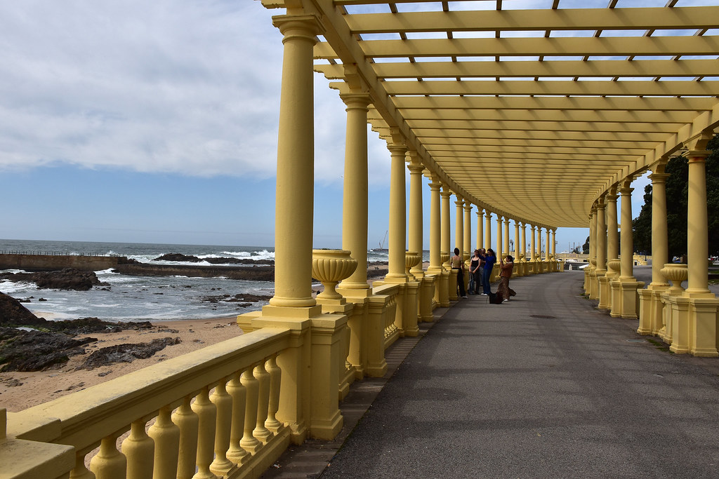 Foz do Douro - Porto - Pérgola amarela e turistas tirando foto