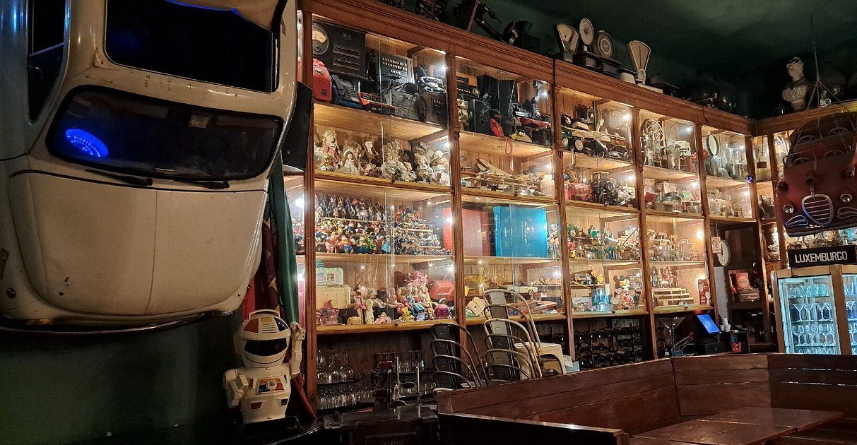 Carro na parede, brinquedos nas prateleiras