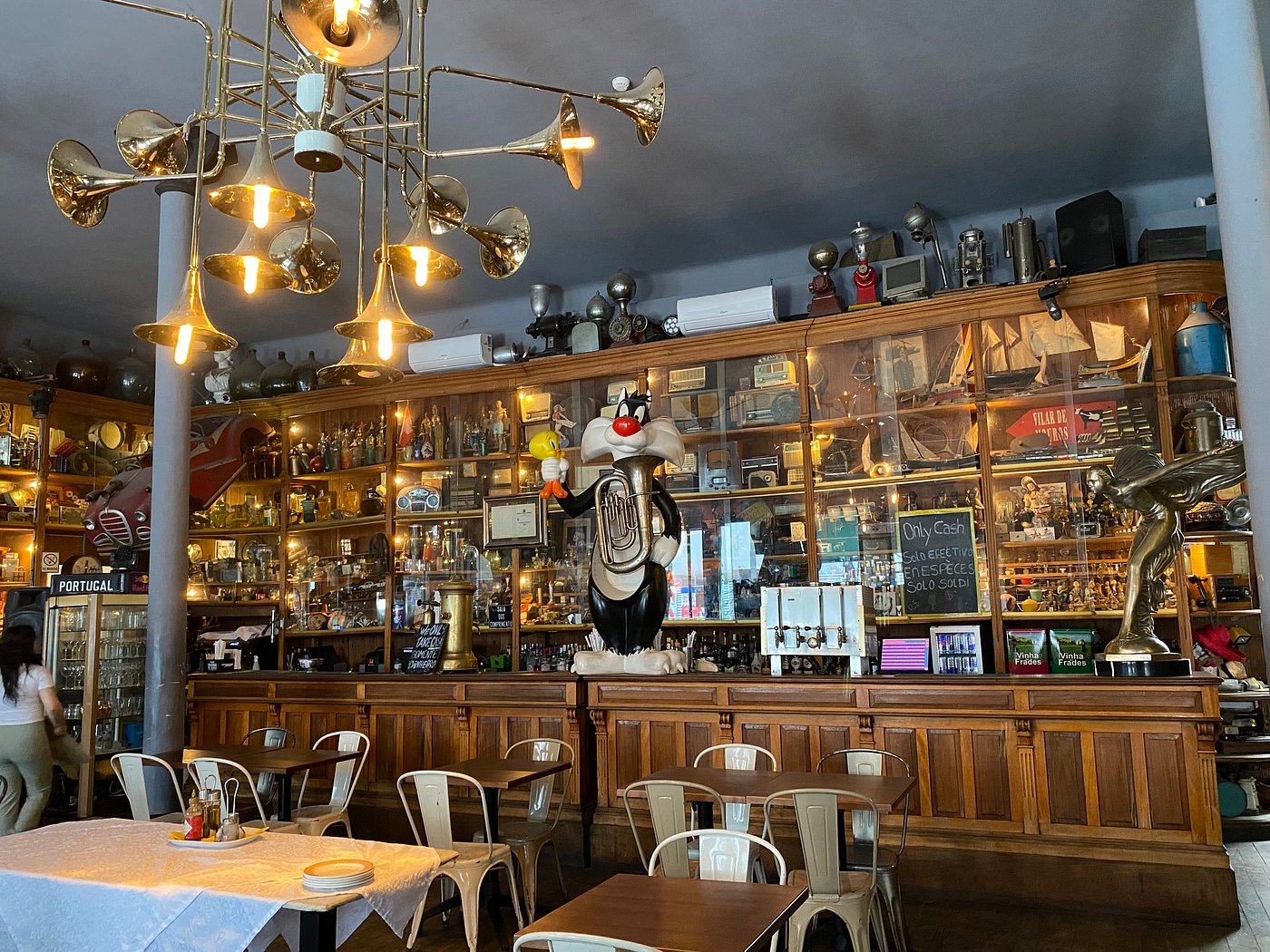 Galerias de Paris - Frajola, armários com brinquedos, mesas e cadeira