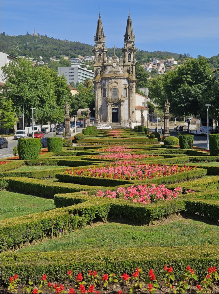 Jardim e Igreja Nossa Senhora da Consolação e Santos Passos - Guimarães