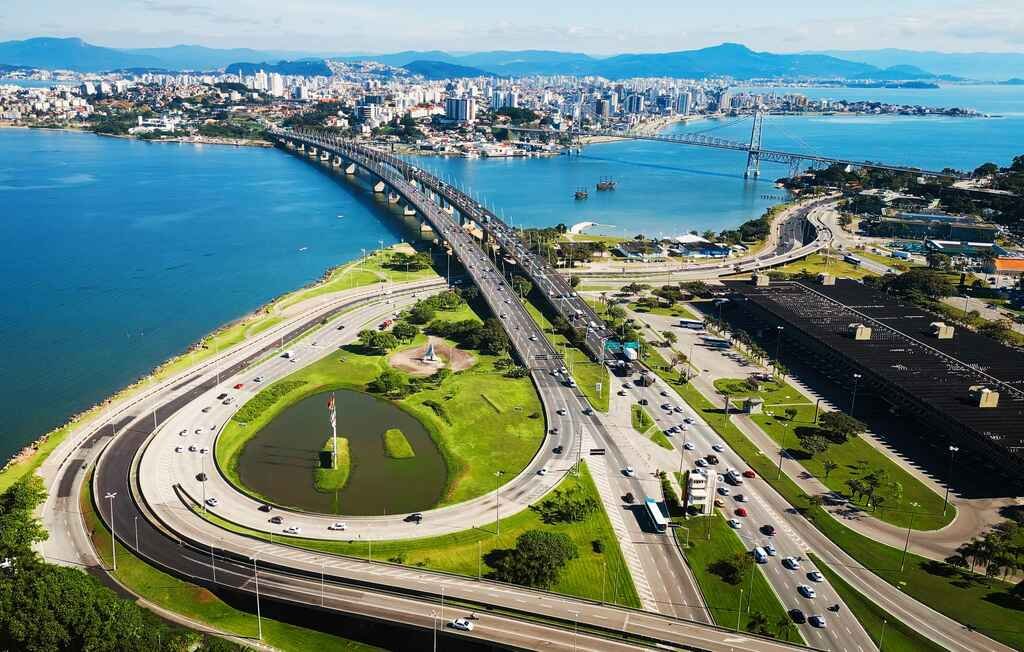 Imagem aérea da Ponte de Florianópolis - Carros trafegando sobre a ponte.