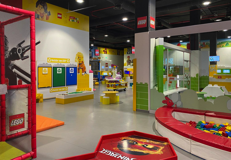 playground colorido LEGO Fan Factory - Mar Shopping - Porto