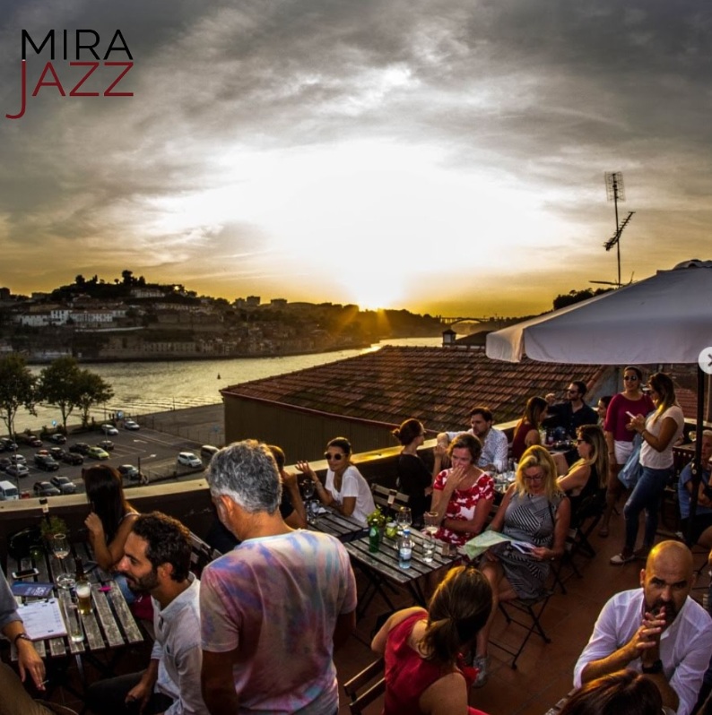 Rooftop Mirajazz - Porto - Pessoas nas mesas, pôr do sol