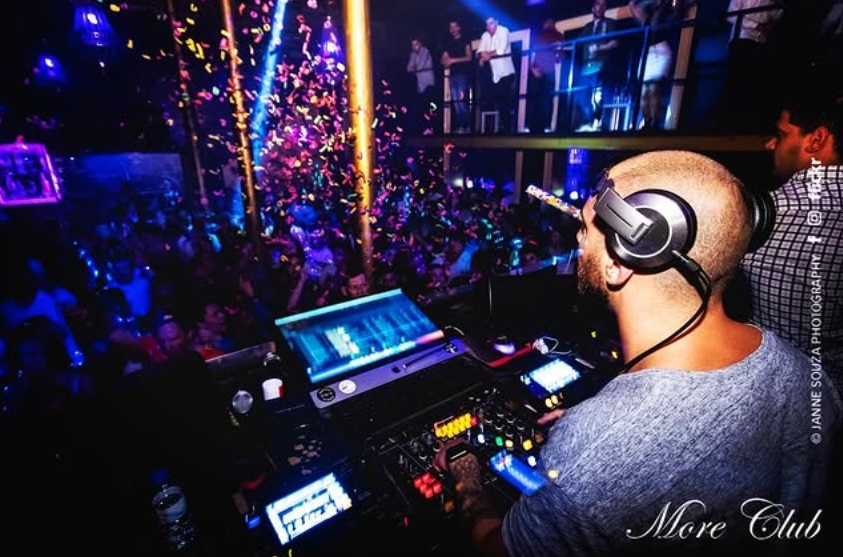 MoreClub - Porto - DJ e pessoas dançando