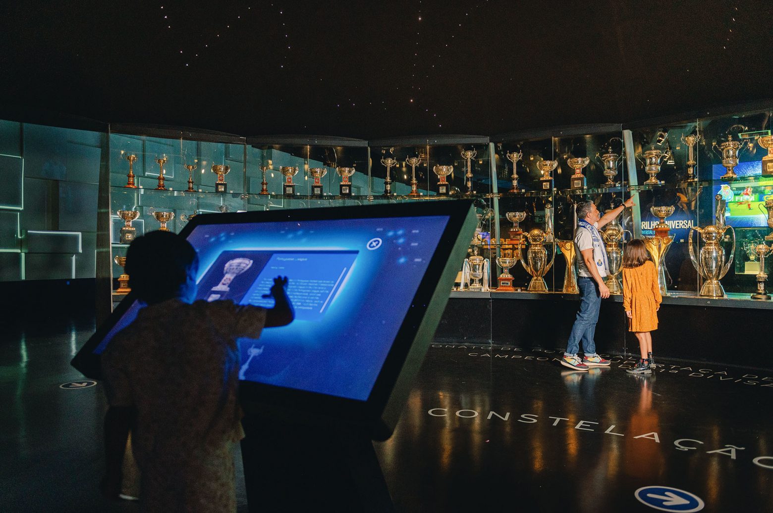 Museu do Futebol Clube do Porto , criança mexendo em tela interativa, criança vendo troféus com adulto