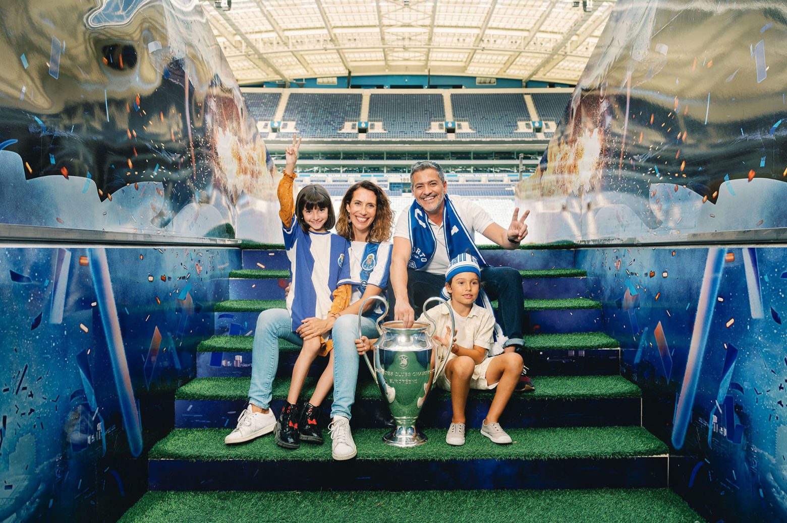 Museu do Futebol Clube do Porto - família com troféu, campo e estádio ao fundo