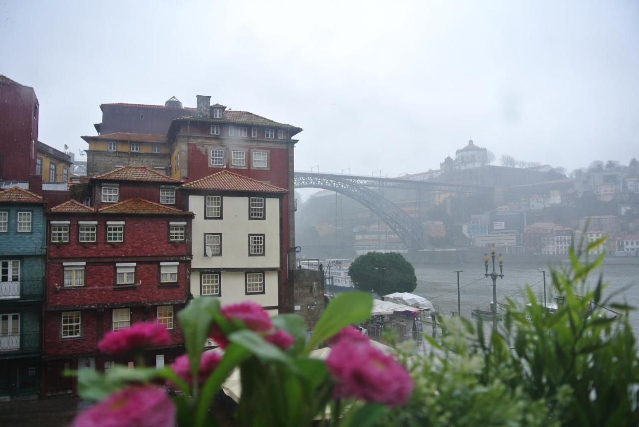 Oca Ribeira do Porto Hotel - Vista do hotel, flores, ponte D.Luís I e prédios