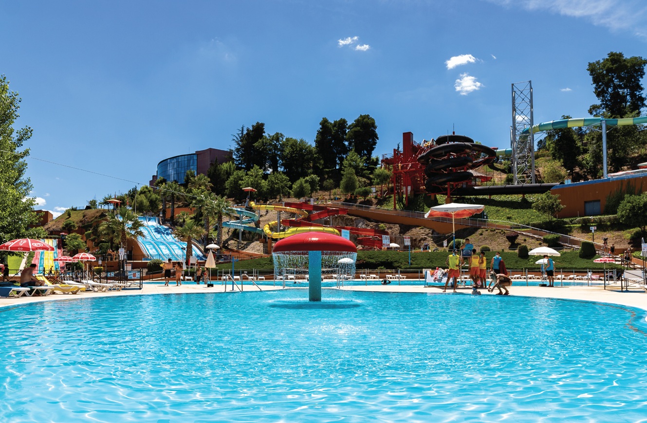 Piscinas, toboáguas, salva-vidas. Parque Aquático Amarante