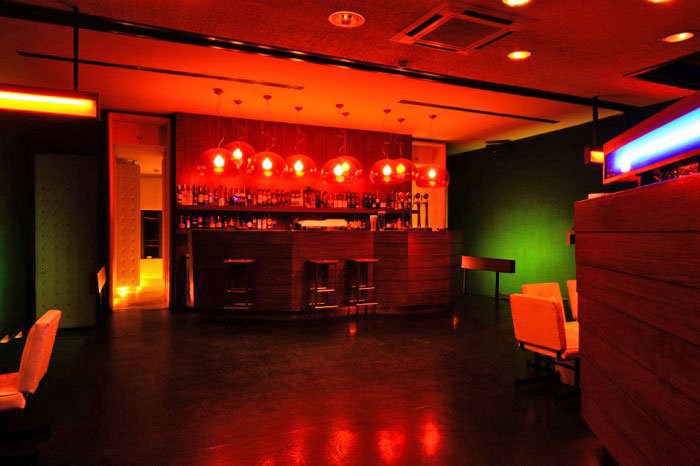 Bar, iluminação verde, amarela e vermelha Passos Manuel Bar - Porto