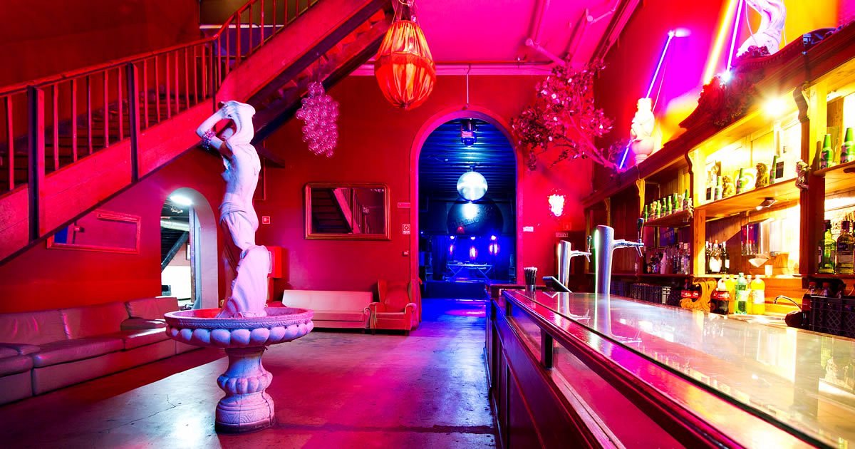 Bar Plano B - Porto , chafariz, escultura e luz vermelha