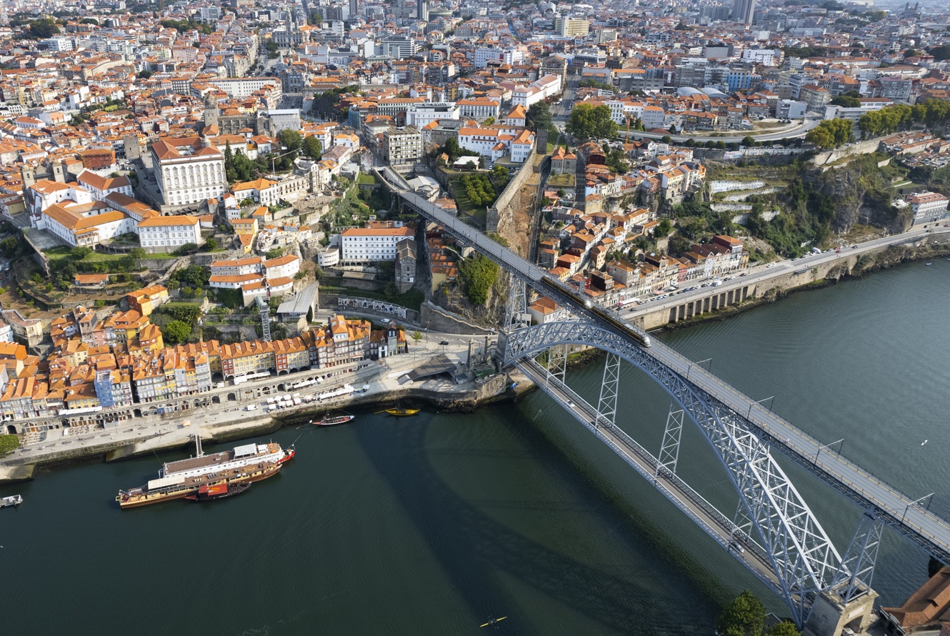 Banco de imagens. Porto visto de cima. Ponte D.Luís I. Ribeira.