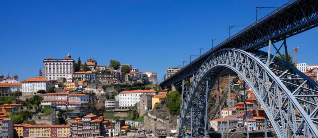 Ponte e casas atrás na cidade de Porto