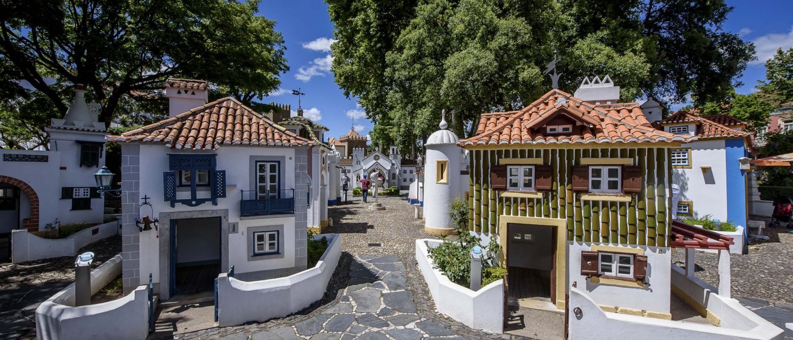 Entrada e vista geral do parque Portugal dos Pequenitos - Coimbra