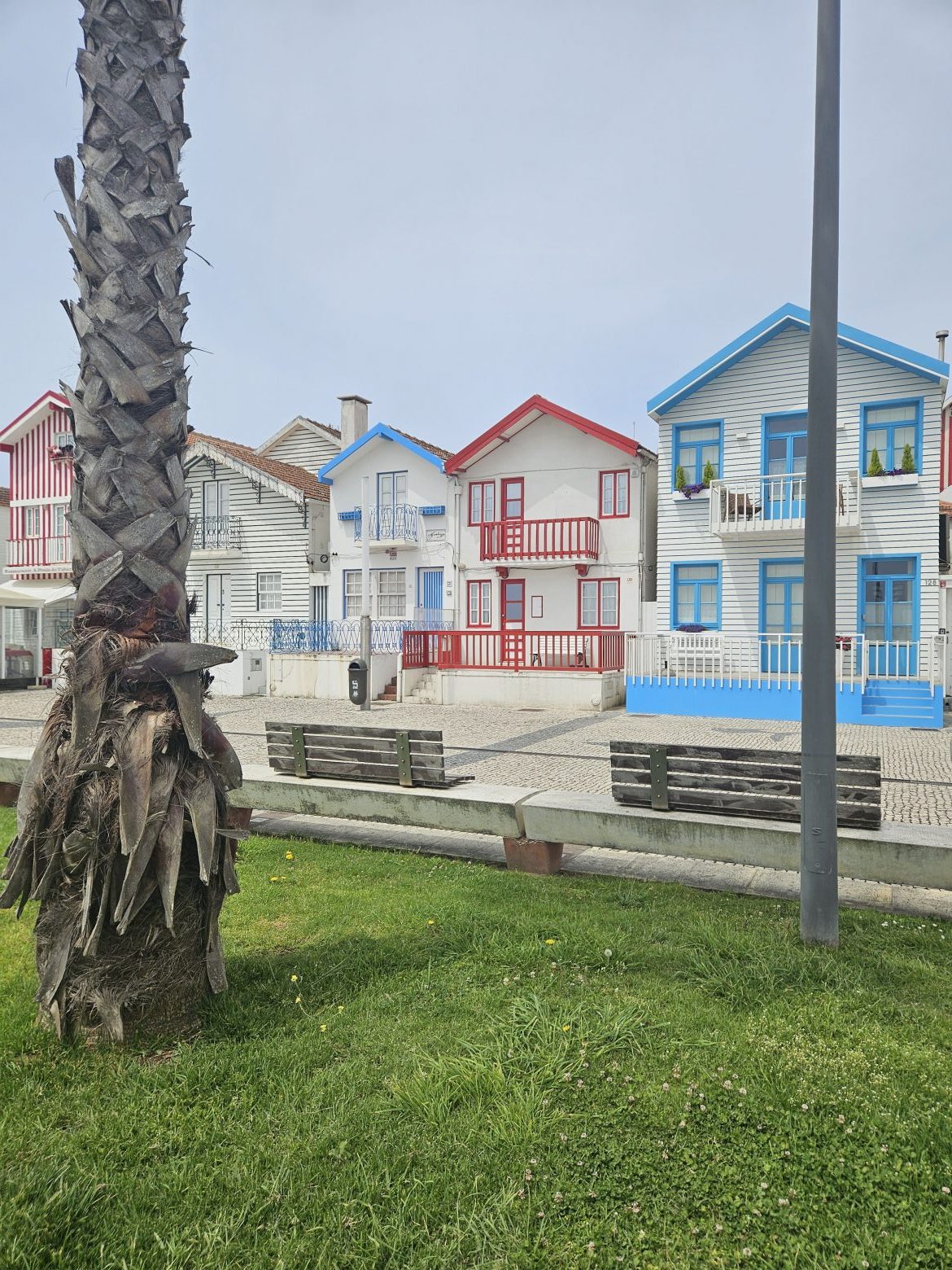 Casas de madeira e coloridas da Praia da Costa Nova, Aveiro