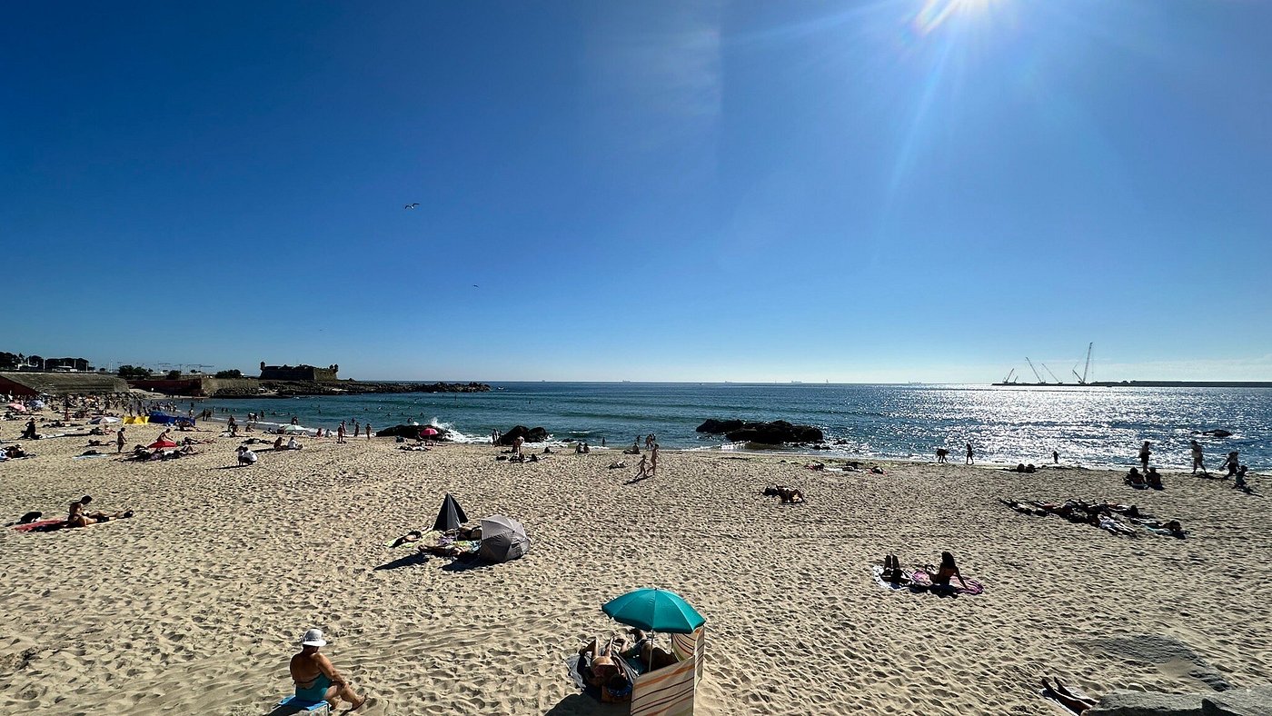 Praia de Matosinhos - pessoas na areia e mar