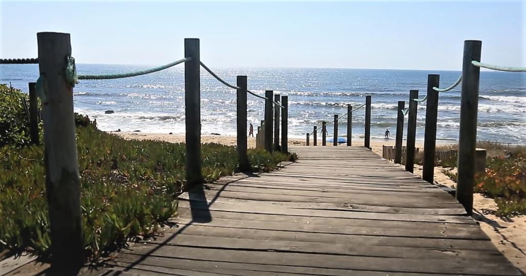 passadiços e praia, mar ao fundo