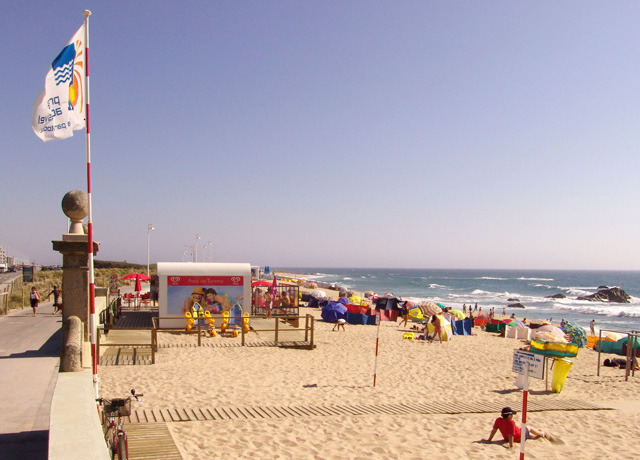 Praias Acessíveis Vila do Conde, barracas, passarela na areia, pessoas, mar