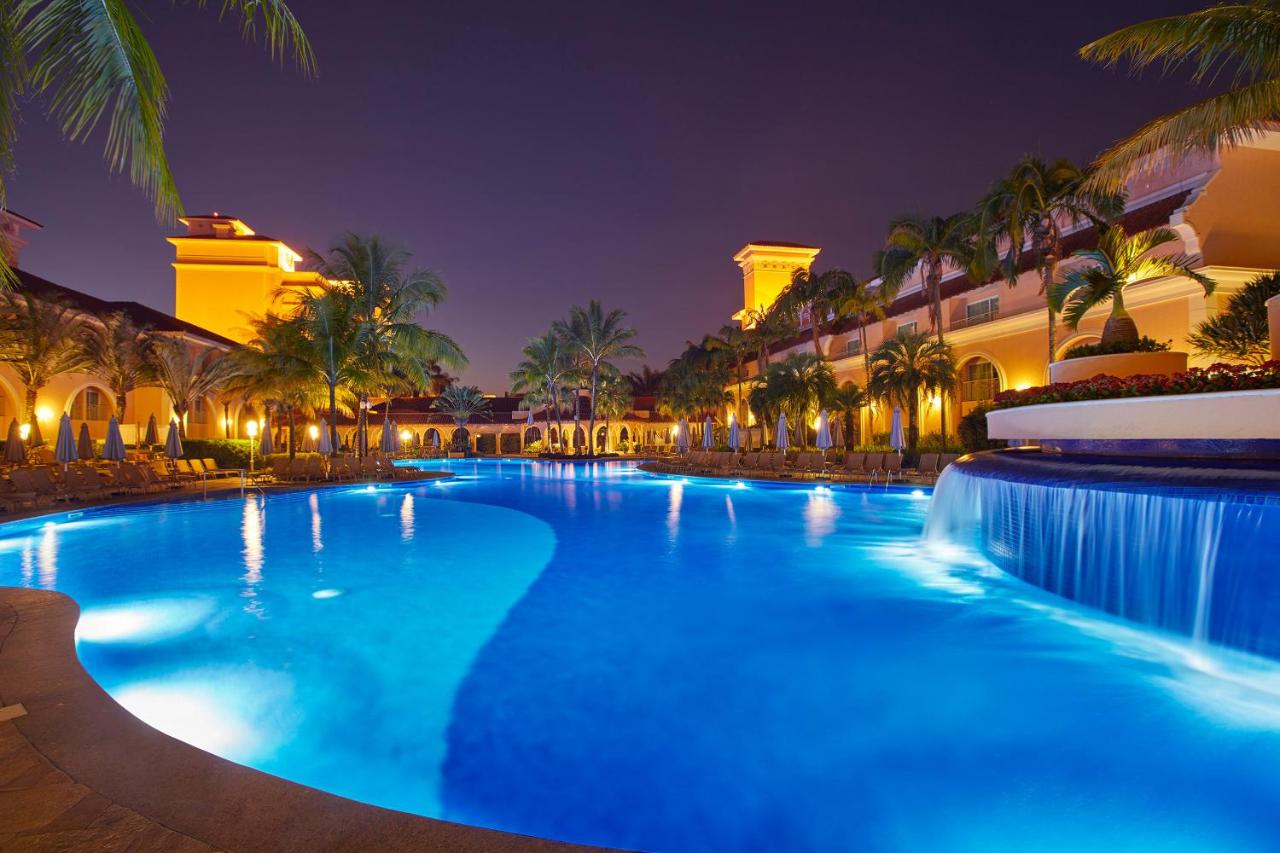 Piscina a noite do Royal Palm Plaza Resort