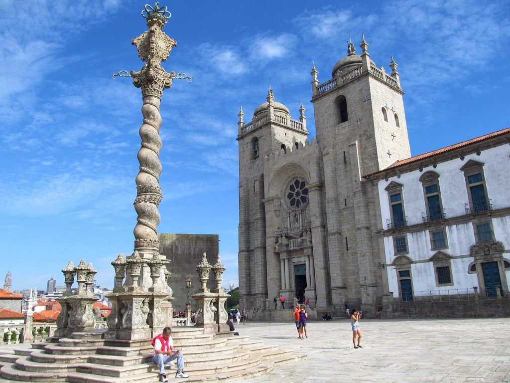 Sé do Porto Fachada, Pelourinho, Praça