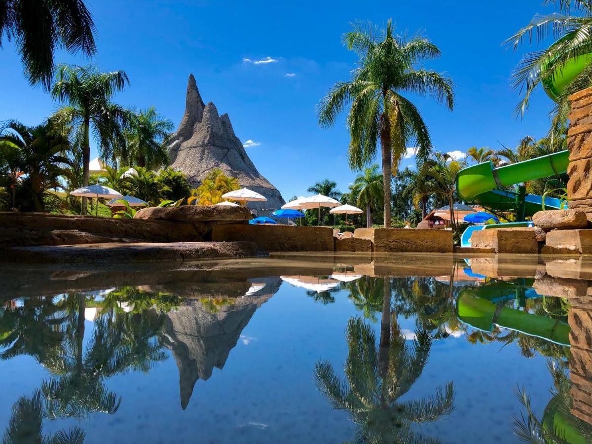Vulcão, piscina e palmeiras Terra Parque Eco Resort