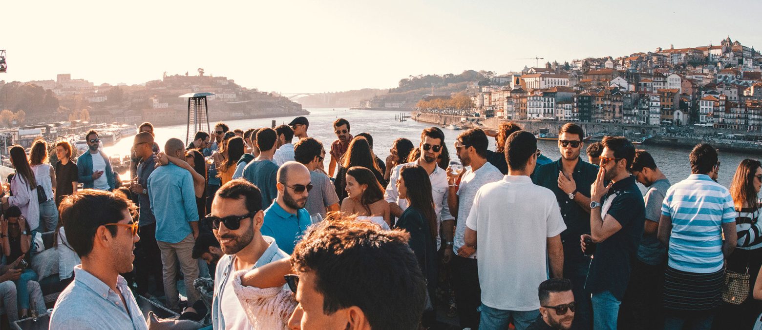 Pessoas no Terrace Lounge 360º - Rio Douro ao fundo