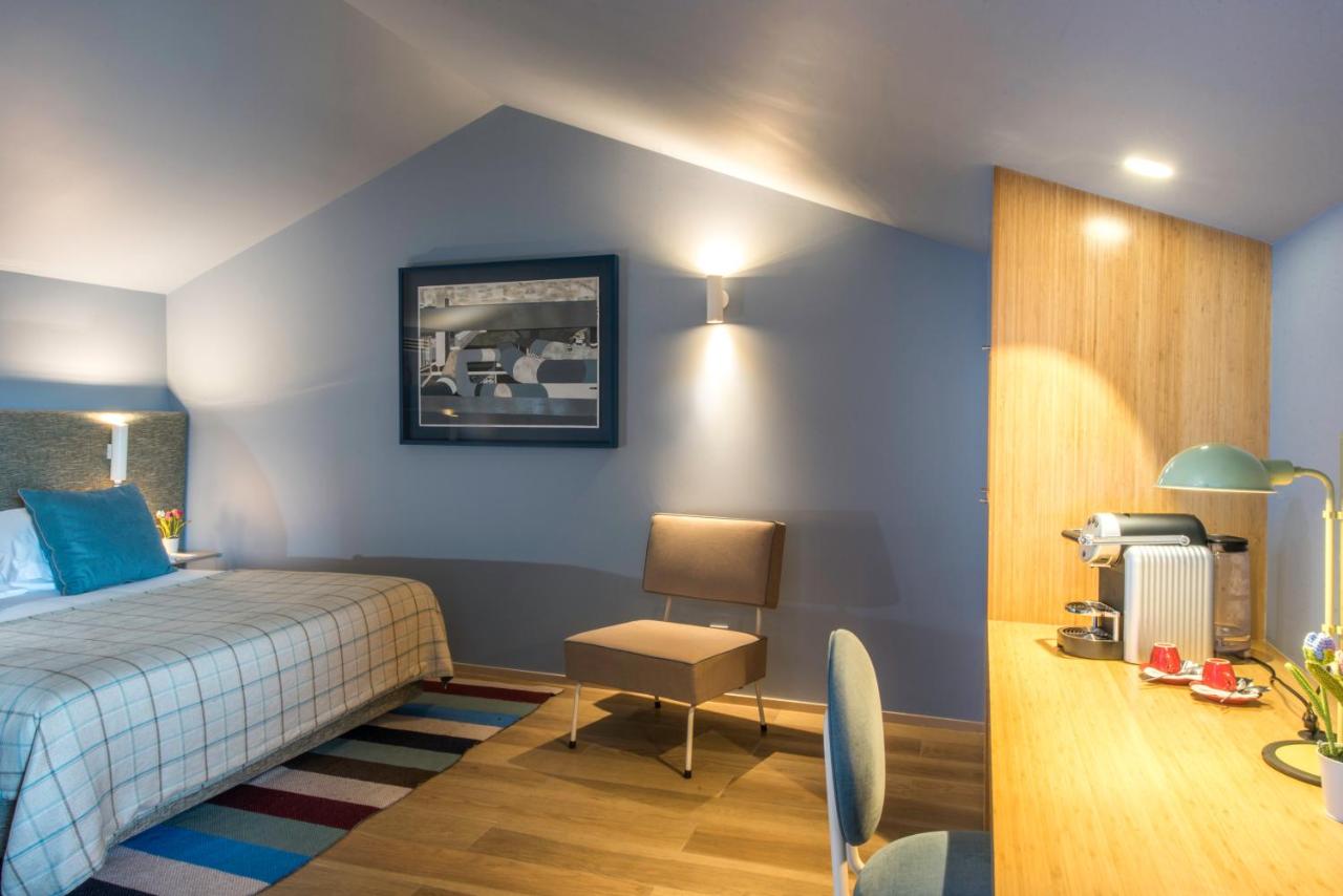 The Editory House Ribeira Porto Hotel - Quarto -iluminação, duas cadeiras, cama e quadro