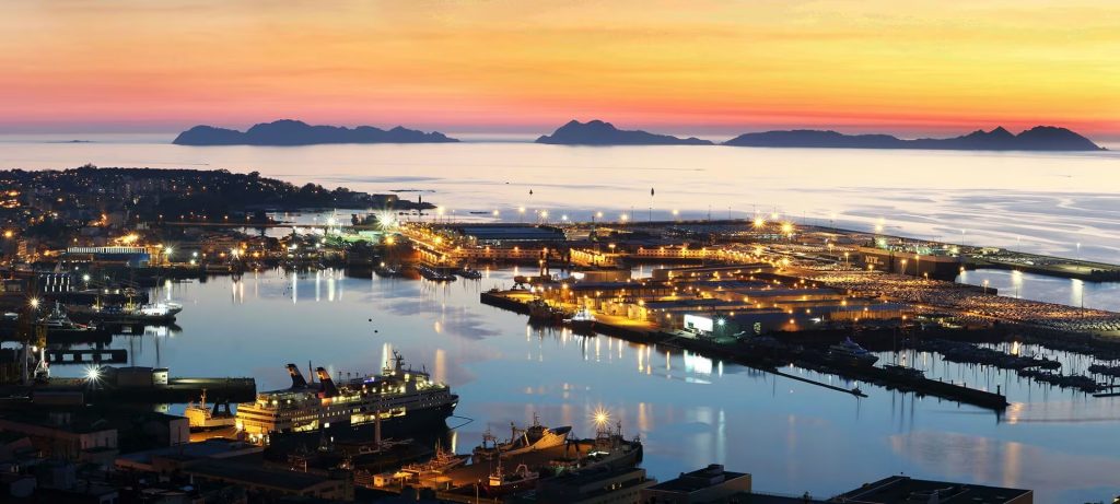 Vista aéra do mar, ilhas e navios de Vigo, Espanha