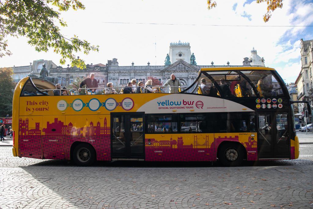 Ônibus turístico com passageiros, Porto
