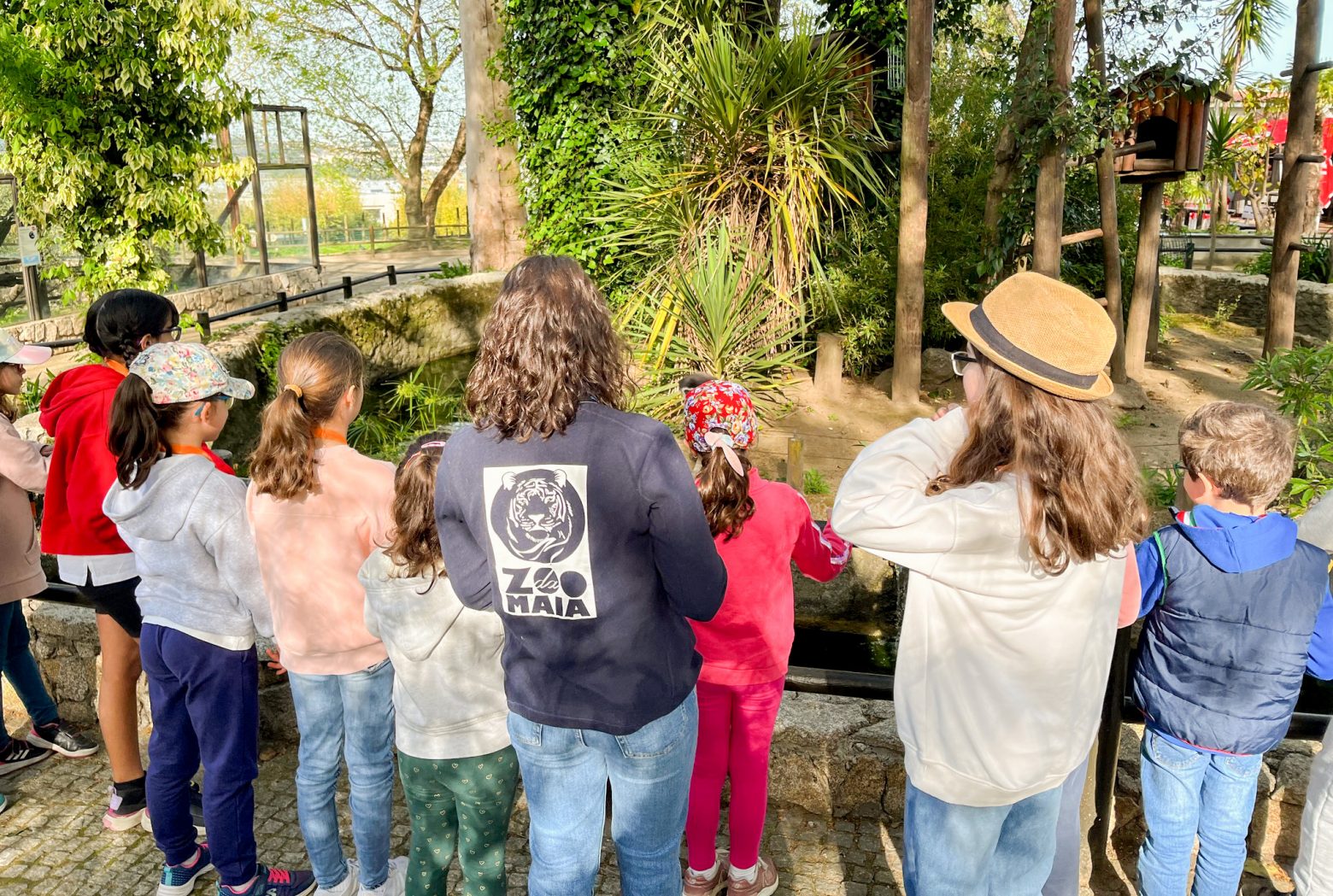 crianças com monitor vendo os animais no Zoo da Maia - Porto