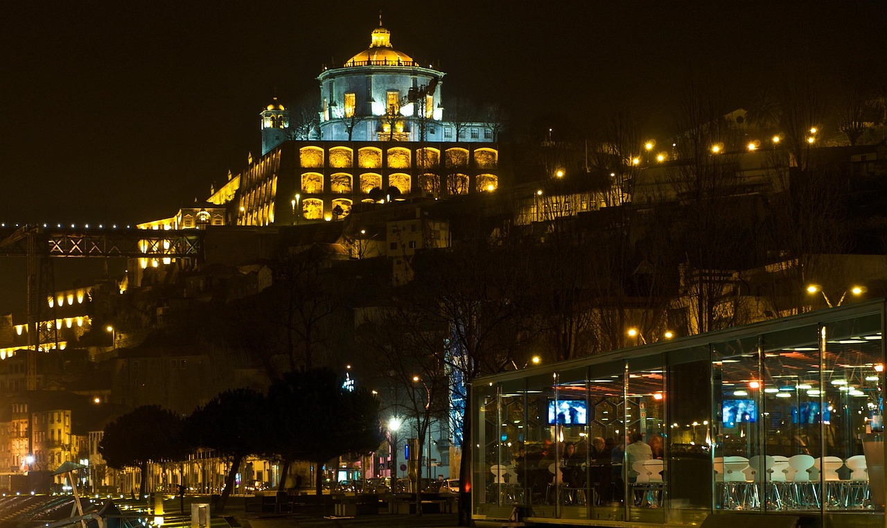 Banco de imagens Pixabay. Porto a noite.