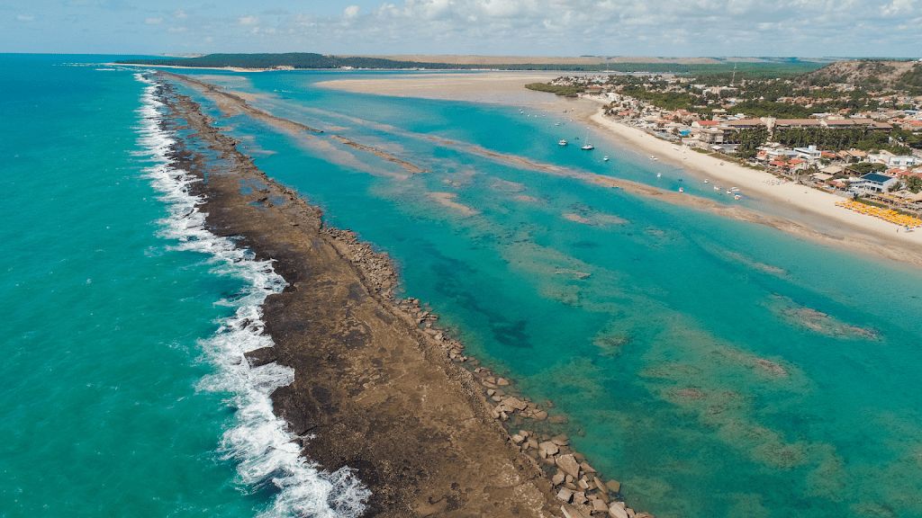 Vista aérea dos corais e mar da Barra de São Miguel - AL