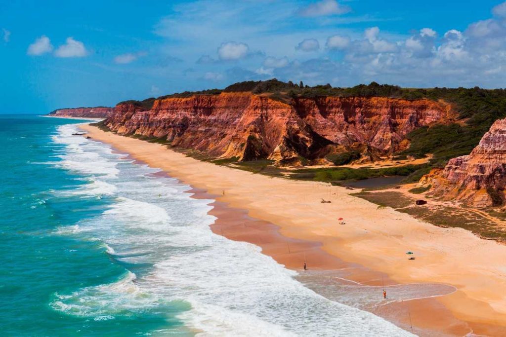 Falésias da Praia do Gunga. com o mar ao fundo.
