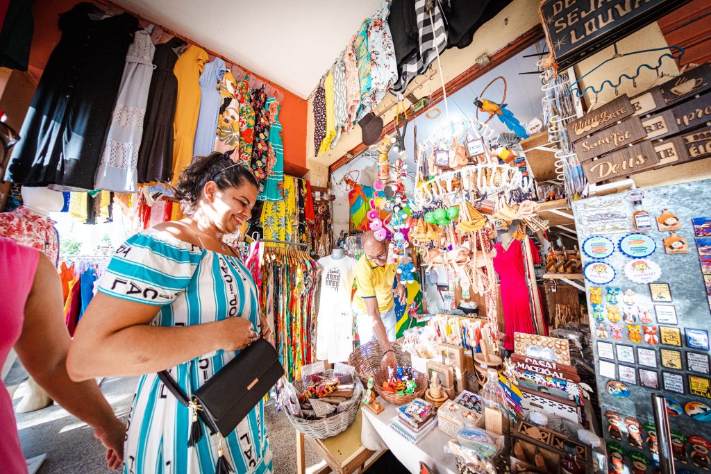 Mulher vendo uma banca de artesanato Mercado do Artesanato