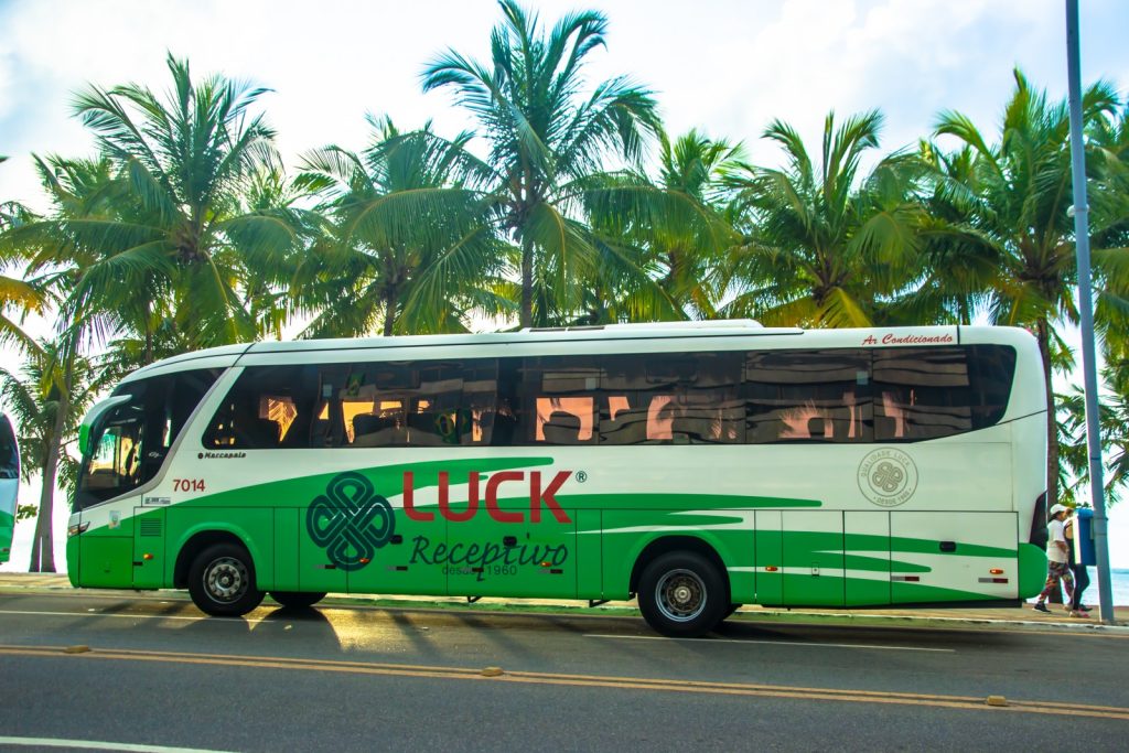 Ônibus de turismo verde